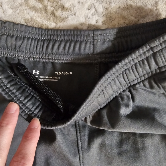 Boys Large Under Armour joggers - Picture 2 of 2